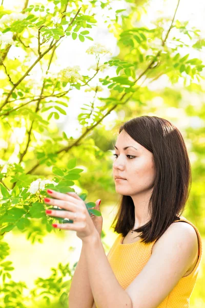 Портрет молодой красивой женщины на весеннем цвету деревьев — стоковое фото
