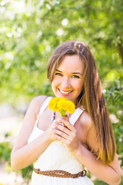 Mujer joven romántica en el jardín de primavera entre flor de manzana, enfoque suave — Foto de Stock