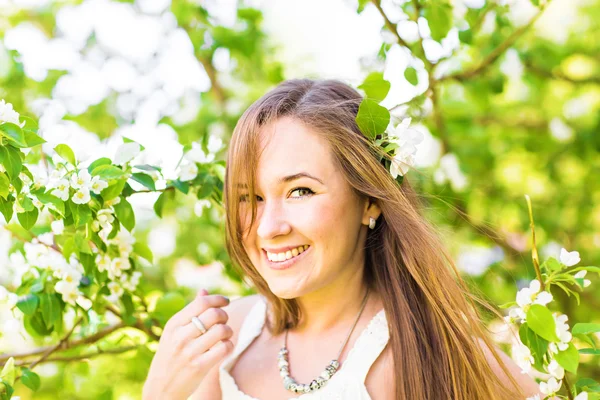 Romantique jeune femme dans le jardin de printemps parmi la fleur de pomme, foyer doux — Photo