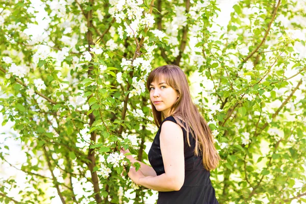 Hermosa chica de primavera con flores —  Fotos de Stock