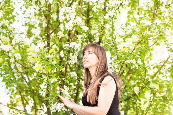 Belle fille de printemps avec des fleurs — Photo