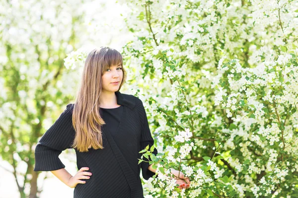 Belle fille de printemps avec des fleurs — Photo