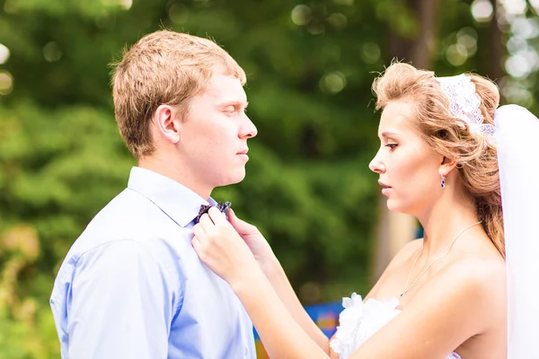 Glückliche Braut und Bräutigam zur Hochzeit — Stockfoto