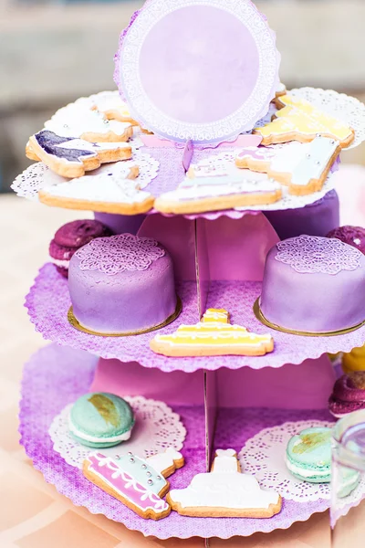 Deliciosa y sabrosa mesa de postres con cupcakes — Foto de Stock
