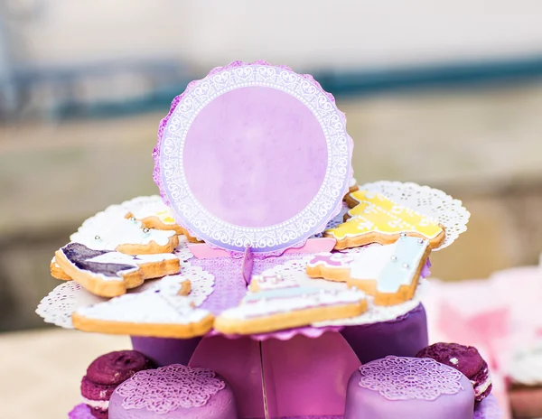 Вкусный и вкусный десертный стол с кексами — стоковое фото