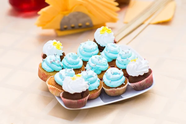 Table à dessert délicieuse et savoureuse avec cupcakes — Photo