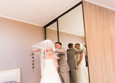 Mutlu gelin ve damat düğün günlerinde