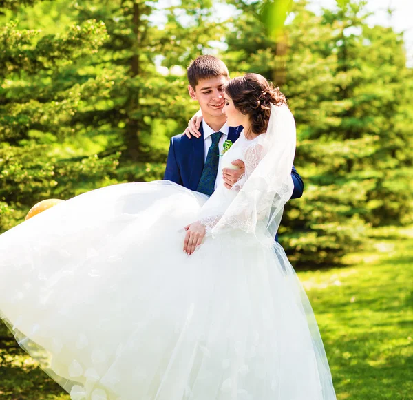 Pengantin pria dan wanita yang bahagia pada hari pernikahan mereka — Stok Foto