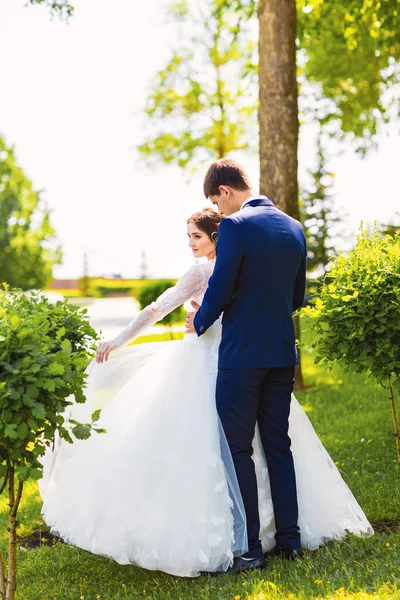 Noiva feliz e noivo em seu dia do casamento — Fotografia de Stock