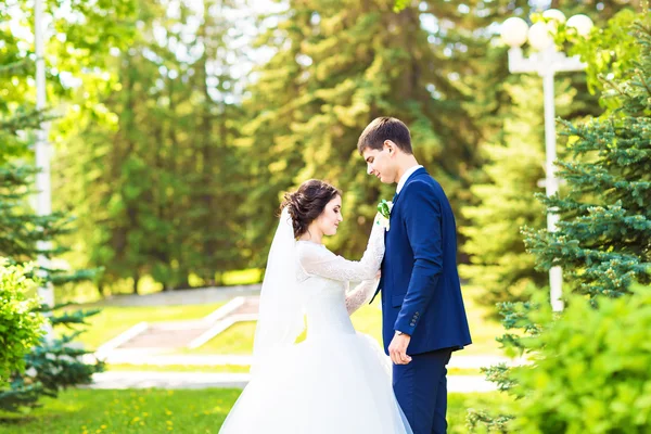 Solo pareja casada abrazada . — Foto de Stock