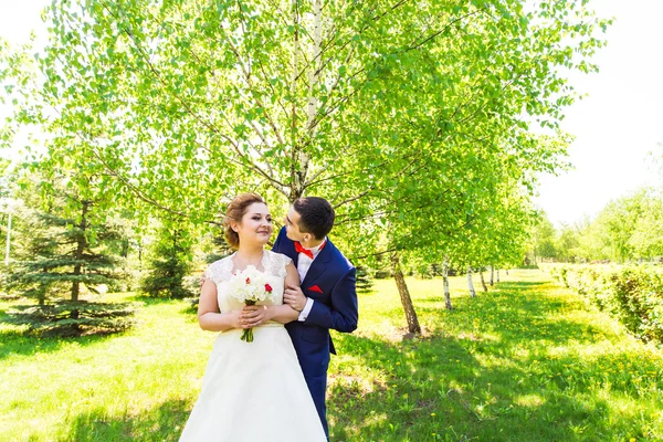 Apenas casal abraçado . — Fotografia de Stock