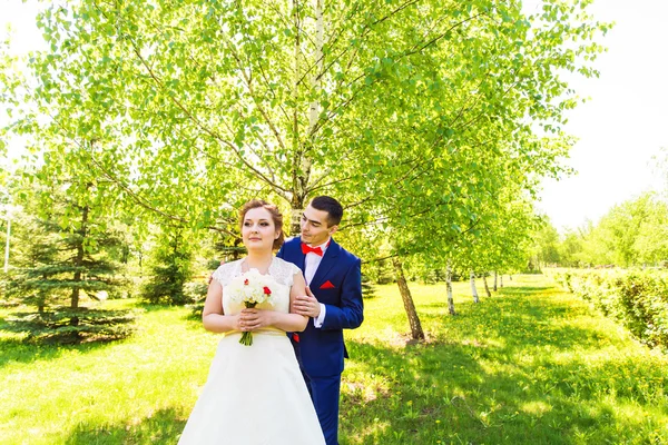 Lycklig brud och brudgum på deras bröllopsdag — Stockfoto