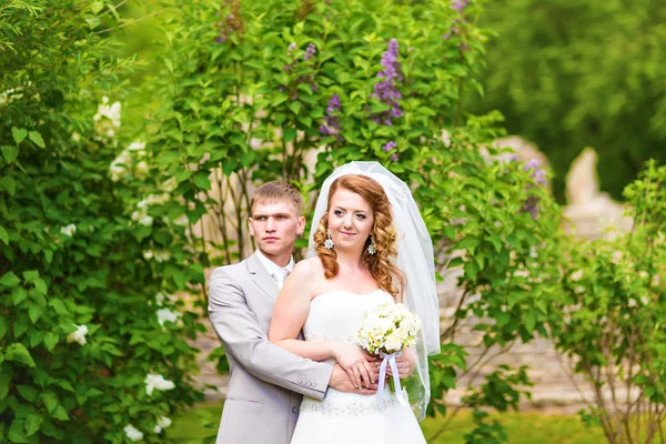 Щаслива наречена і наречена в день весілля — стокове фото