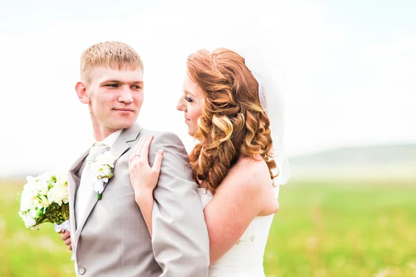 Feliz novia y novio en el día de su boda — Foto de Stock