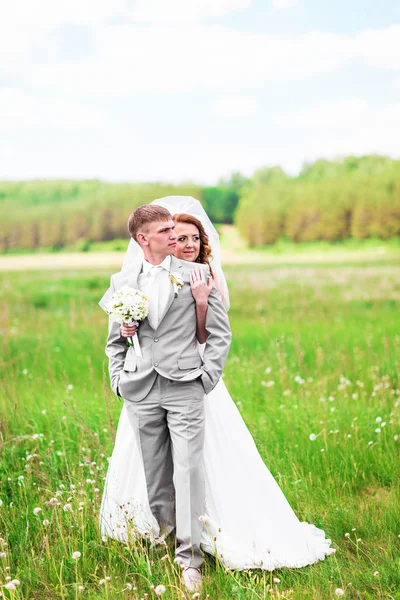 Noiva feliz e noivo em seu dia do casamento — Fotografia de Stock