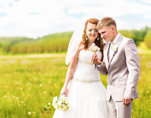 Solo pareja casada abrazada . — Foto de Stock