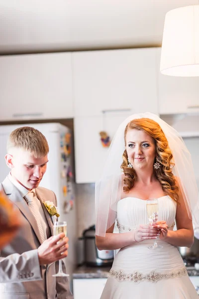 Novia y novio disfrutando de la comida en la recepción de la boda — Foto de Stock