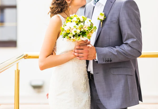 Mooi bruiloft boeket in bruiden hand — Stockfoto