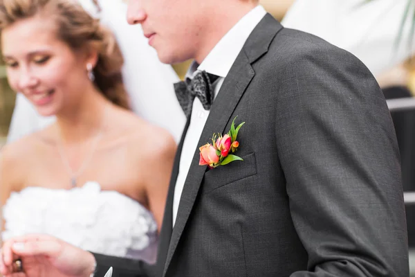 Très belle boutonnière sur la veste d'un jeune et beau marié — Photo