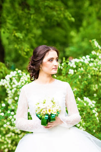 Bela noiva no jardim de flor na primavera — Fotografia de Stock