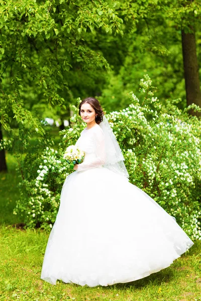 Красивая невеста в цветущем саду весной — стоковое фото