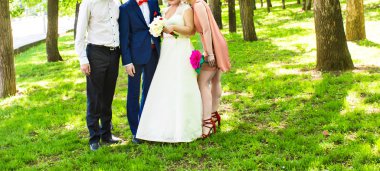 Nedime ve sağdıç ve düğün çifti