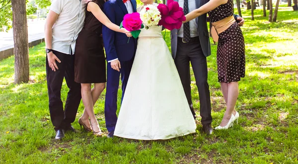 Koszorúslányok és a Násznagy és esküvői pár — Stock Fotó