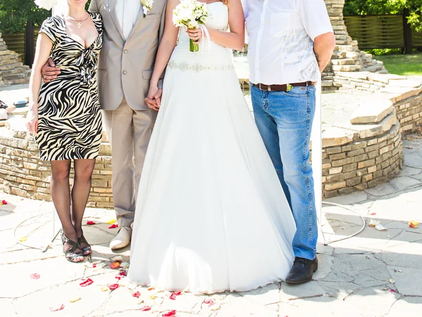 Nevěsta a ženich a hosté — Stock fotografie