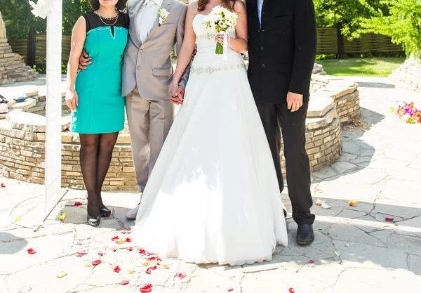 Bruden och brudgummen, och gäster — Stockfoto