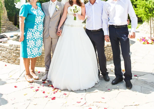 Braut und Bräutigam und Gäste — Stockfoto