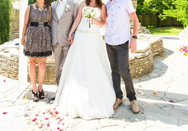 De bruid en bruidegom en gasten — Stockfoto