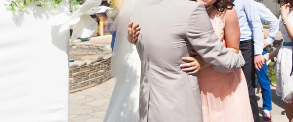 Невеста и жених обнимают гостей — стоковое фото