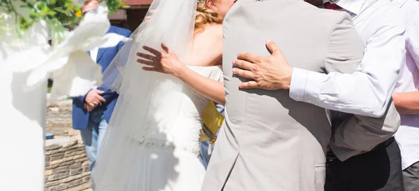 Braut und Bräutigam umarmen Gäste — Stockfoto