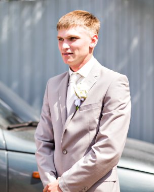 Damat onların düğün günü açık havada portresi