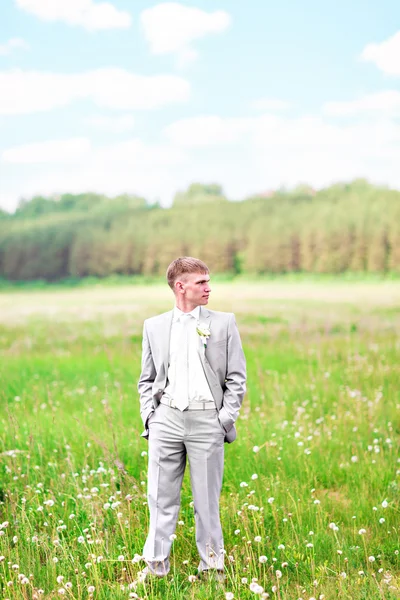 Portrait of the groom outdoors on their wedding day — Stock Photo, Image