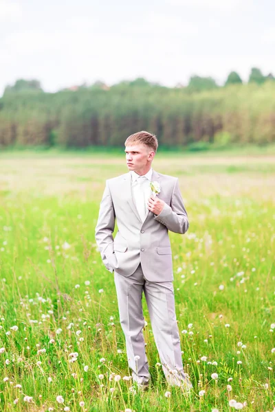 Portret van de bruidegom buitenshuis op hun trouwdag — Stockfoto