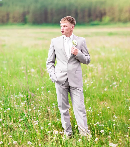 Retrato do noivo com boutonniere ao ar livre no dia do casamento — Fotografia de Stock