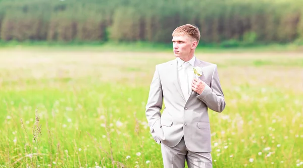 Portrait of the groom with boutonniere outdoors on their wedding day — Stock Photo, Image