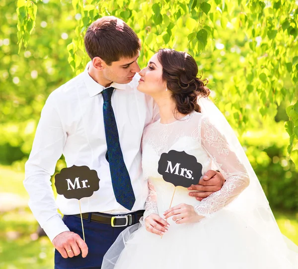 Novia y novio graciosos con el señor y la señora signos. Feliz día de boda — Foto de Stock