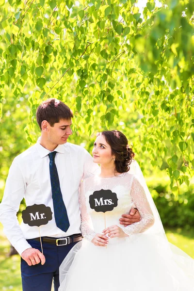 Забавные жених и невеста с табличками "Мистер и миссис". С днем свадьбы! — стоковое фото