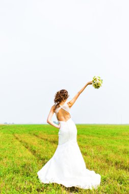 Güzel gelin düğün buket çiçek açık havada alanındaki ile