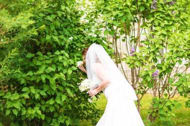 Açık havada bir parkta güzel gelin