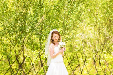 Açık havada bir parkta güzel gelin