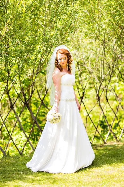 Bella sposa all'aperto in un parco — Foto Stock