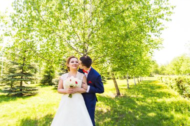 Düğün, güzel romantik gelin ve damat öpüşme ve kucaklayan