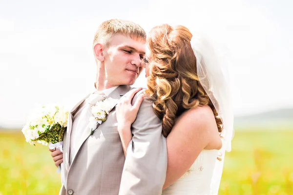 Mariage, Belle mariée romantique et marié embrasser et embrasser — Photo