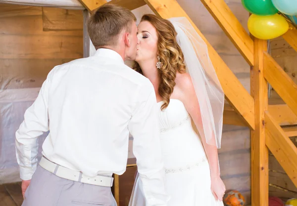Huwelijk, mooie romantische bruid en bruidegom kussen en omhelzen — Stockfoto