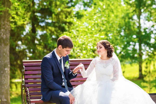 新娘和新郎坐在板凳上 — 图库照片