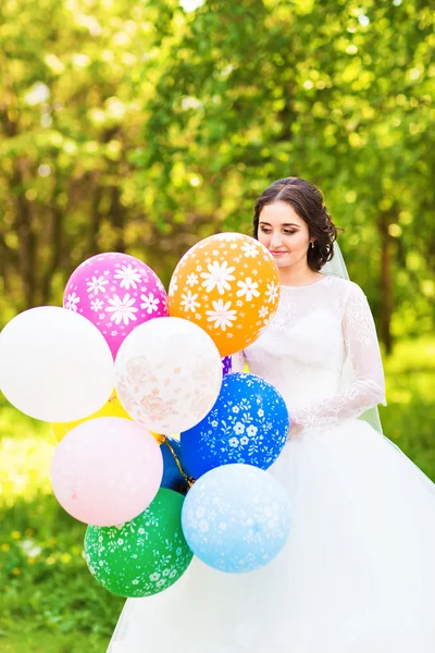 Novia alegre con manojo de globos —  Fotos de Stock