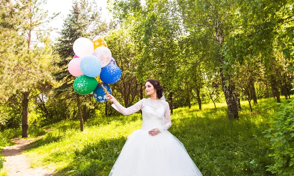 Novia alegre con manojo de globos —  Fotos de Stock